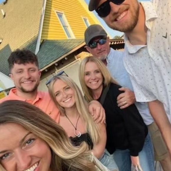 Meet your Posher, Stephanie - Picture 4 of 5